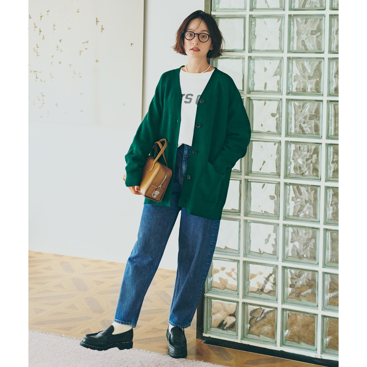 大人っぽく華やぐグリーンカーディガンは、さらっと羽織るだけで