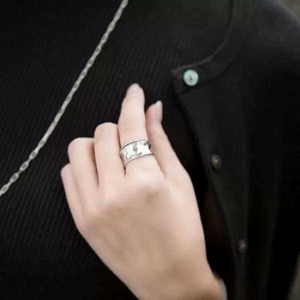 新価格】ハーフエタニティリング（ゴールド／シルバー）フリーサイズ