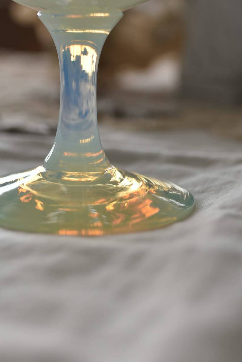 フランスヴィンテージ雑貨 フラワーベース3.オパールセント オパリンガラス