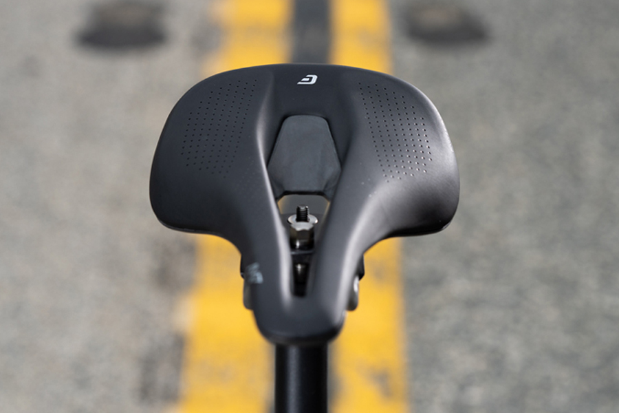 イデン＆ブルンメンフェルトをサポートする【CADEX】の新型サドル