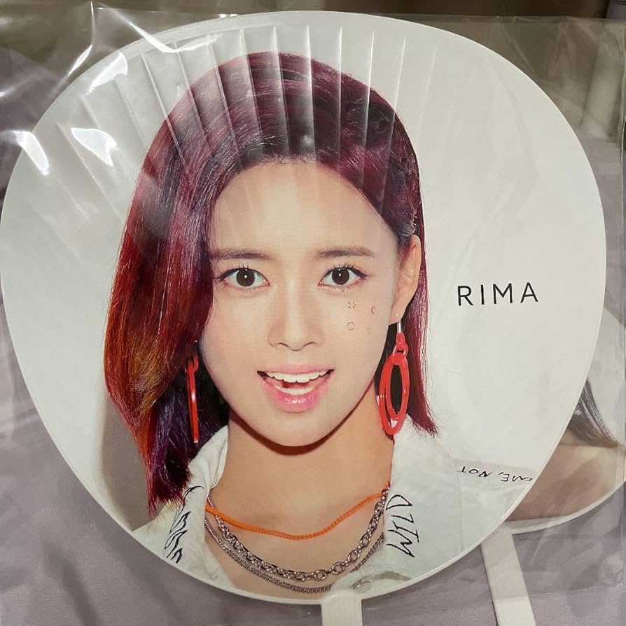 Amazon.co.jp: NiziU リマ RIMA セット売り 缶バッチ トレカ うちわ