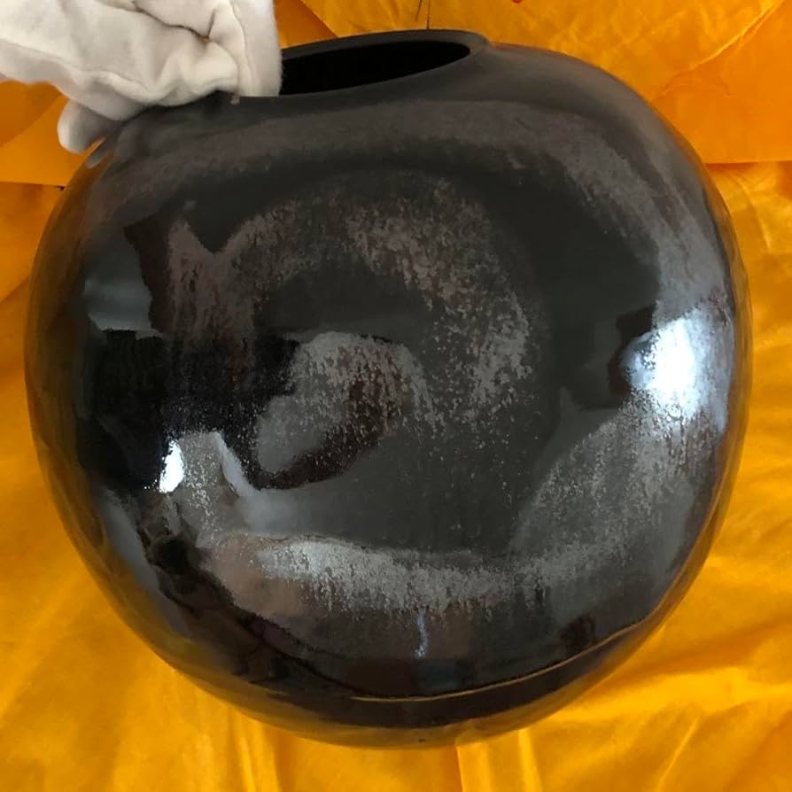 Amazon.co.jp: 益子焼 関澤武 鉄釉丸型花瓶 箱付属品あり : ホビー