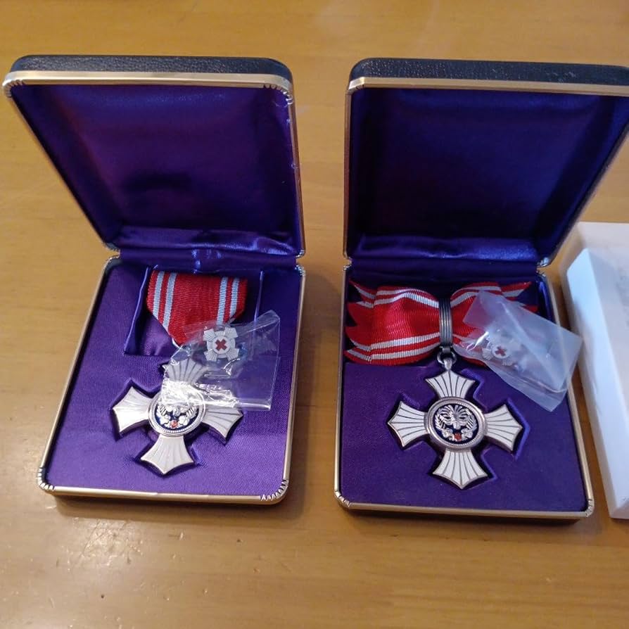 Amazon.co.jp: 極美日本赤十字社 銀色有功章 男性 女性用セット 略章付