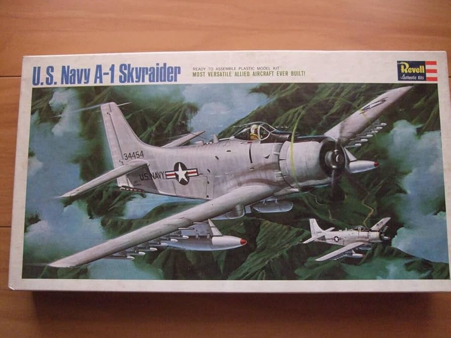 Amazon.co.jp: レベル 絶版 1／40 U.S ネービー A－1 スカイ
