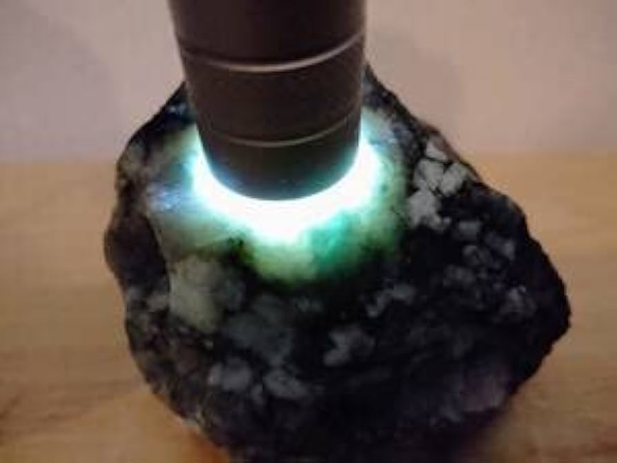 Amazon.co.jp: ◇ミント黒◇ 413g 翡翠 ヒスイ 翡翠原石 原石 鑑賞石