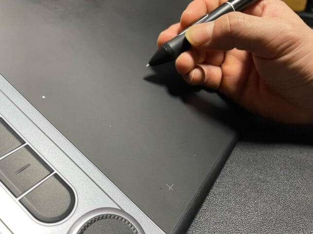 huionの板タブINSPIROY DIAL 2レビュー！自由な姿勢で場所を選ばす絵が