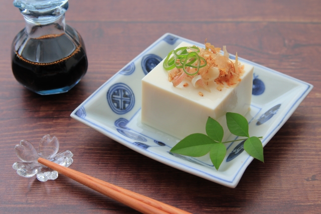 やっこ」はいったい何者？冷ややっこ、折り紙のやっこさん…なぜ