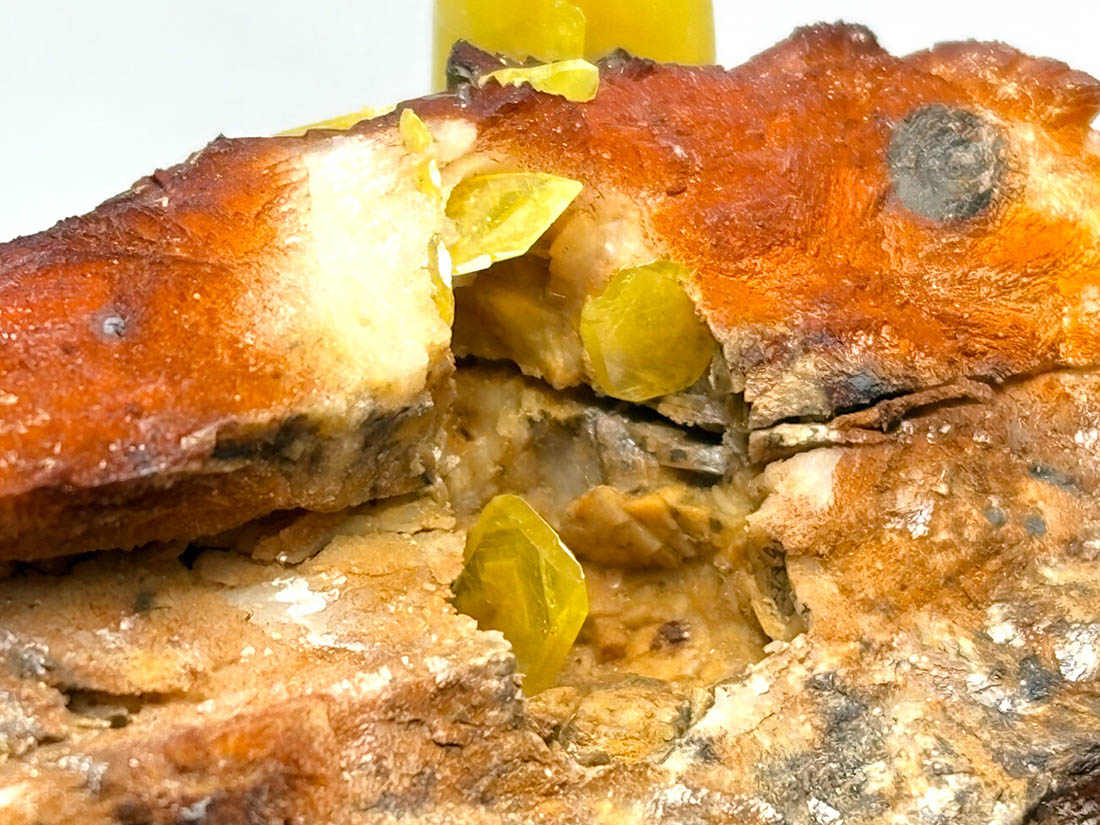 モロッコ・トゥイシット鉱山産 ウルフェナイト ( モリブデン鉛鉱