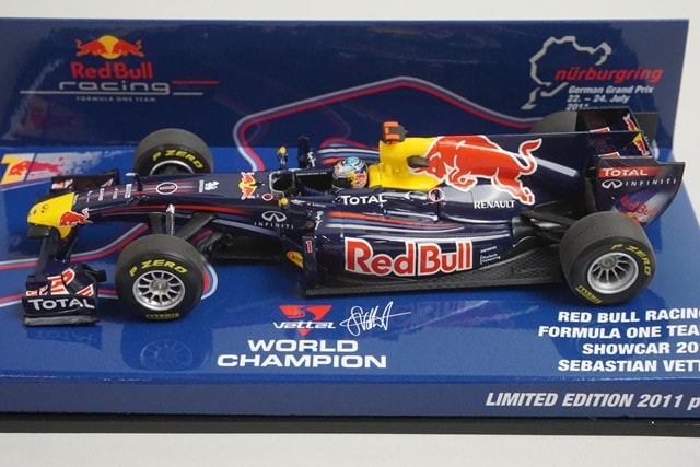 1/43 ミニチャンプス 413110271 レッドブルレーシング ルノー F1チーム