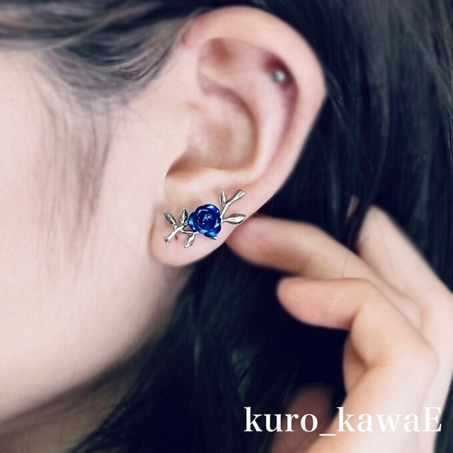 ゴシックローズのピアス【両耳/青】/ kuro_kawaE (クロ カワイー