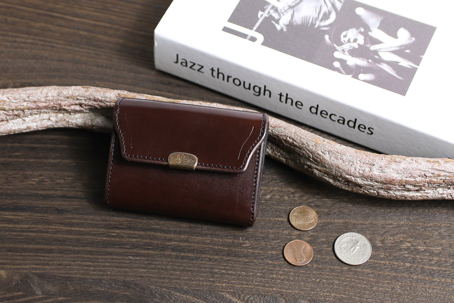 Dual / 池之端銀革店 透明感のあるツヤが現れるサドルプルアップレザー