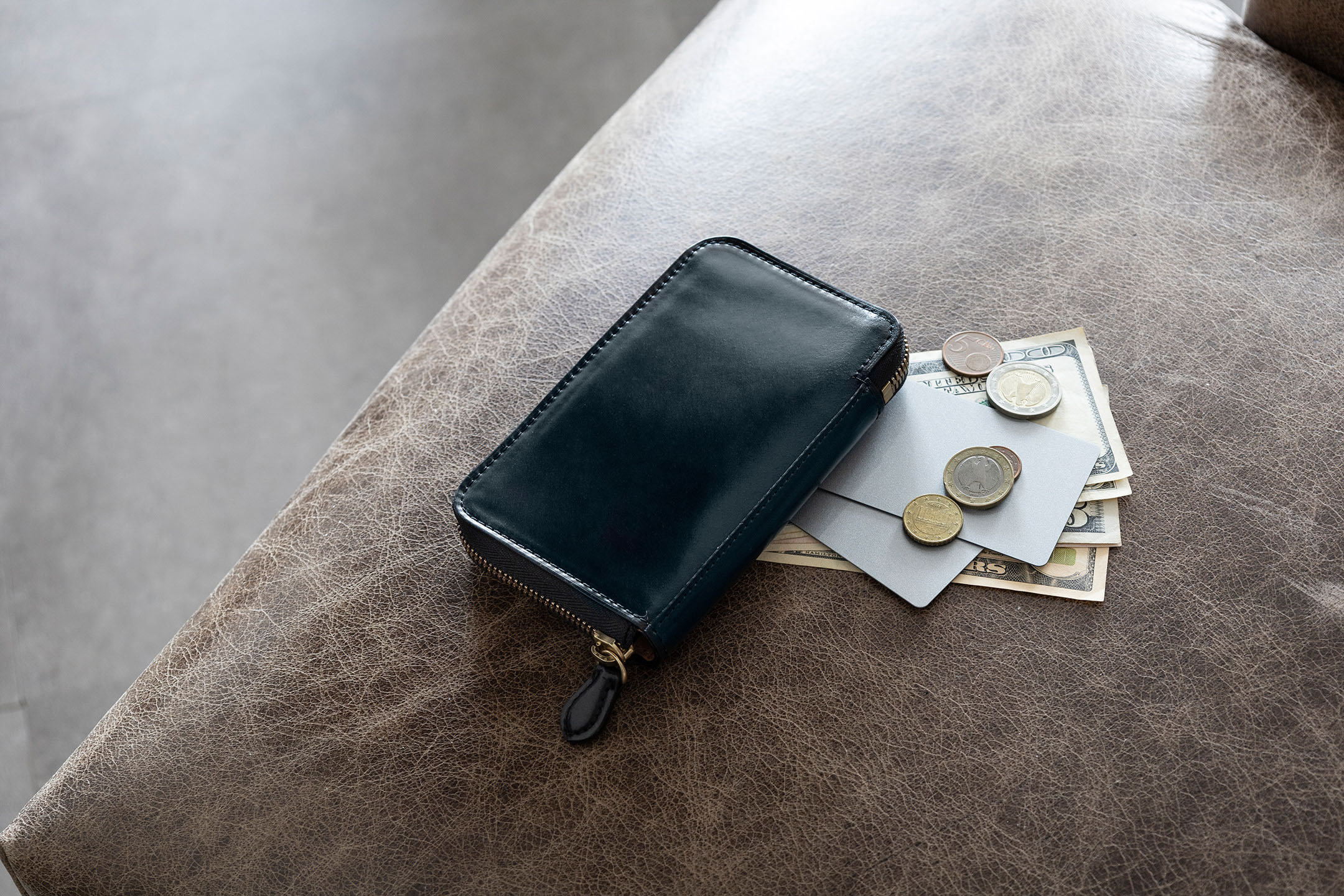 ホーウィン シェルコードバン ミドルラウンドジップ財布 | 大人の