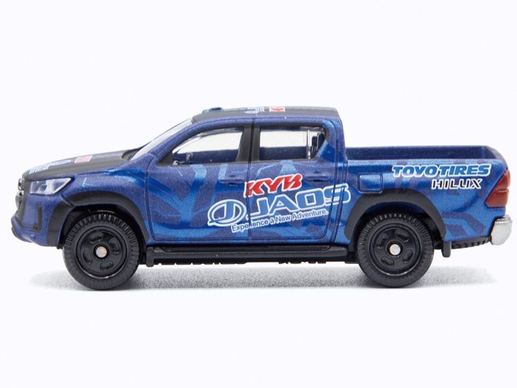 手のひらに乗る「JAOS HILUX」 トミカのミニカーを限定発売（N）｜前橋