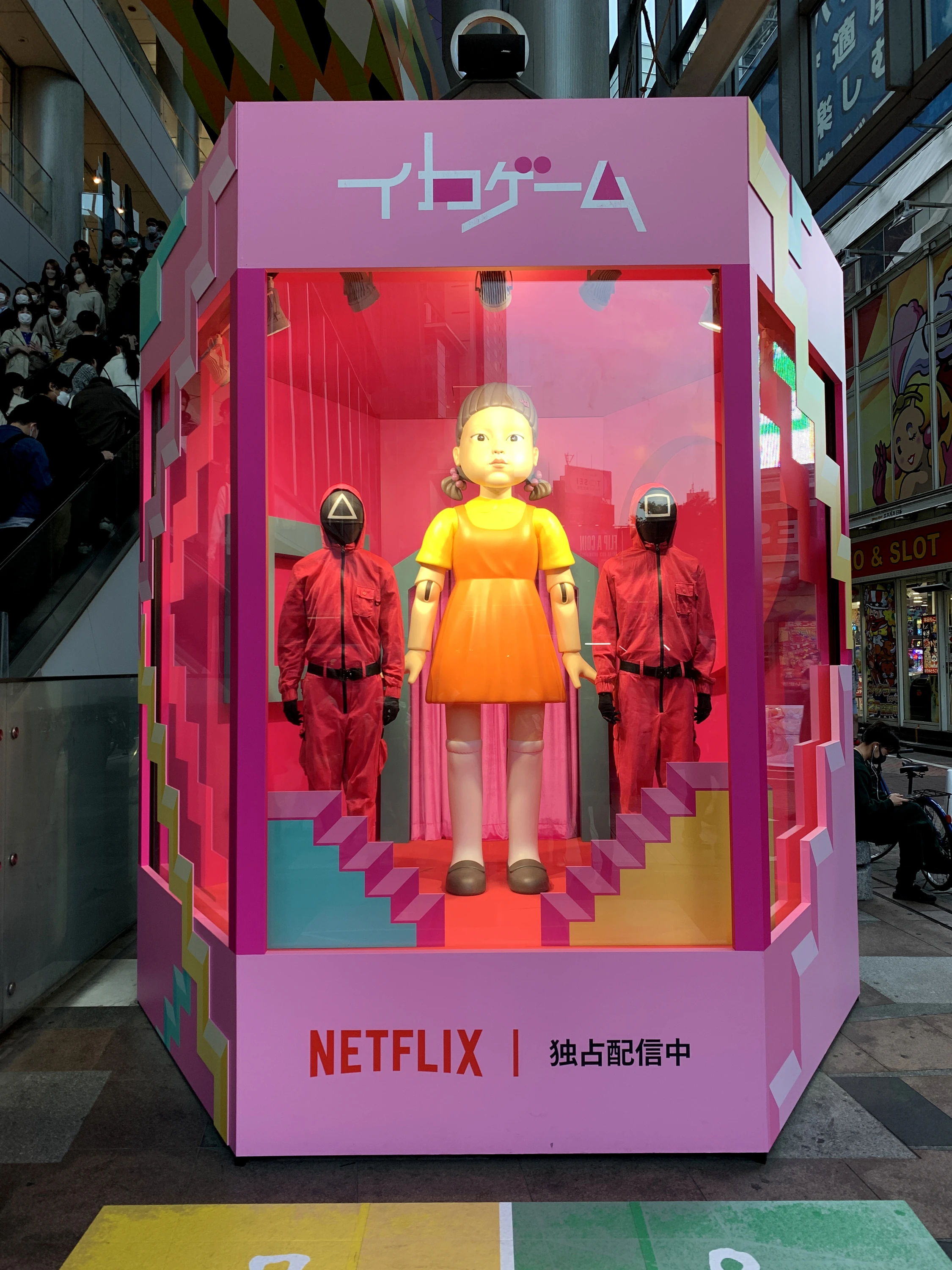 イカゲームのヨンヒ人形が渋谷マークシティに登場