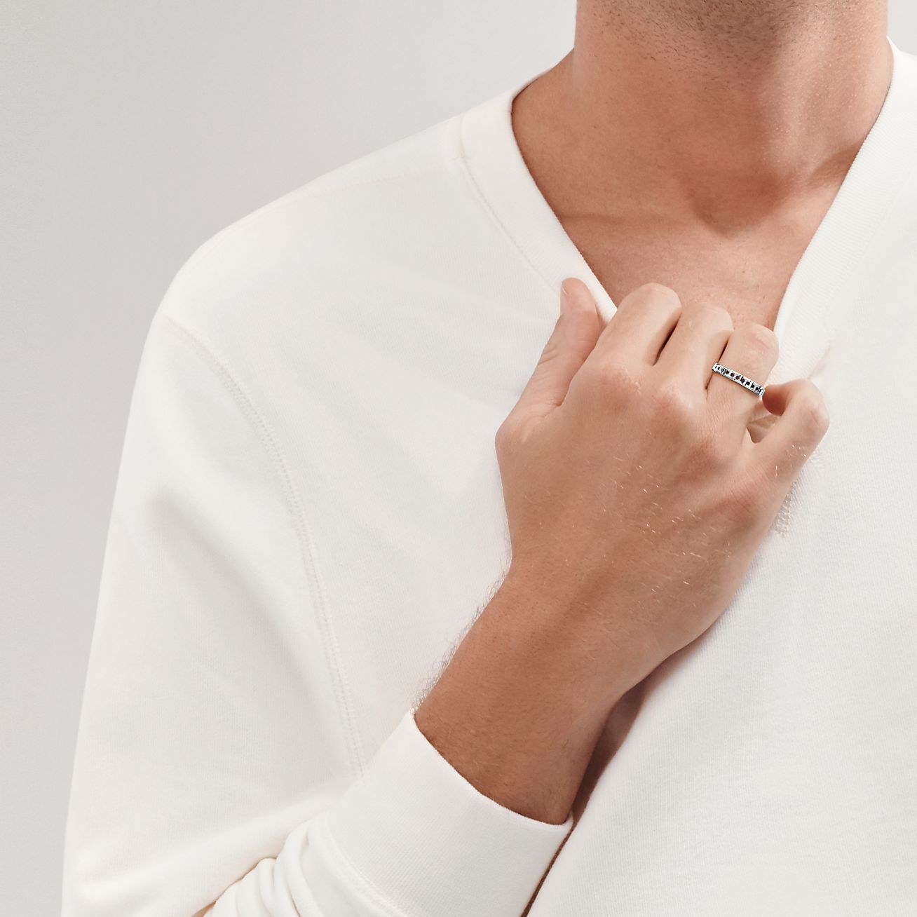 ティファニー T トゥルー ナローリング ホワイトゴールド | Tiffany & Co.