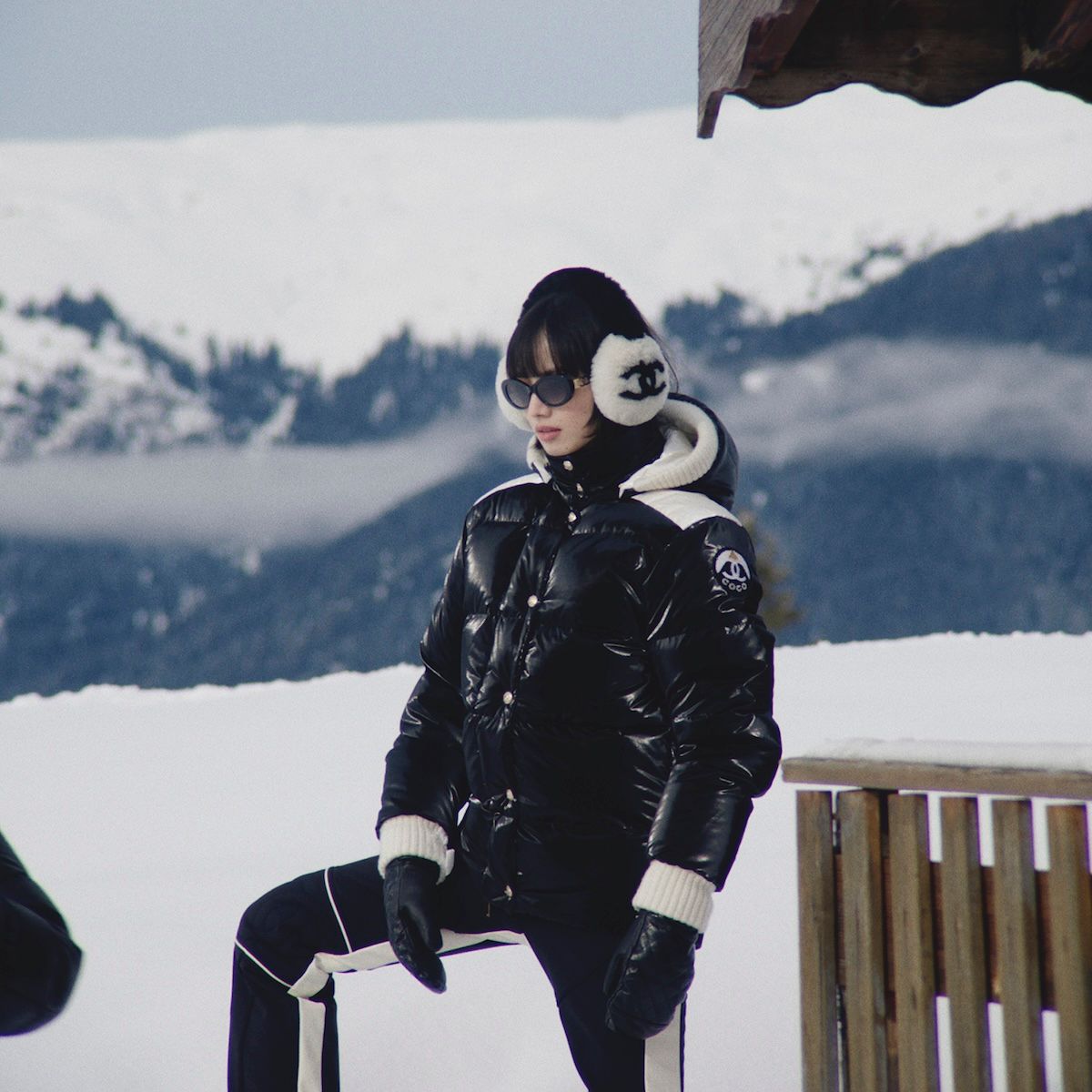 VOGUE JAPAN』独占取材＆特別公開。小松菜奈が雪山で纏うシャネル