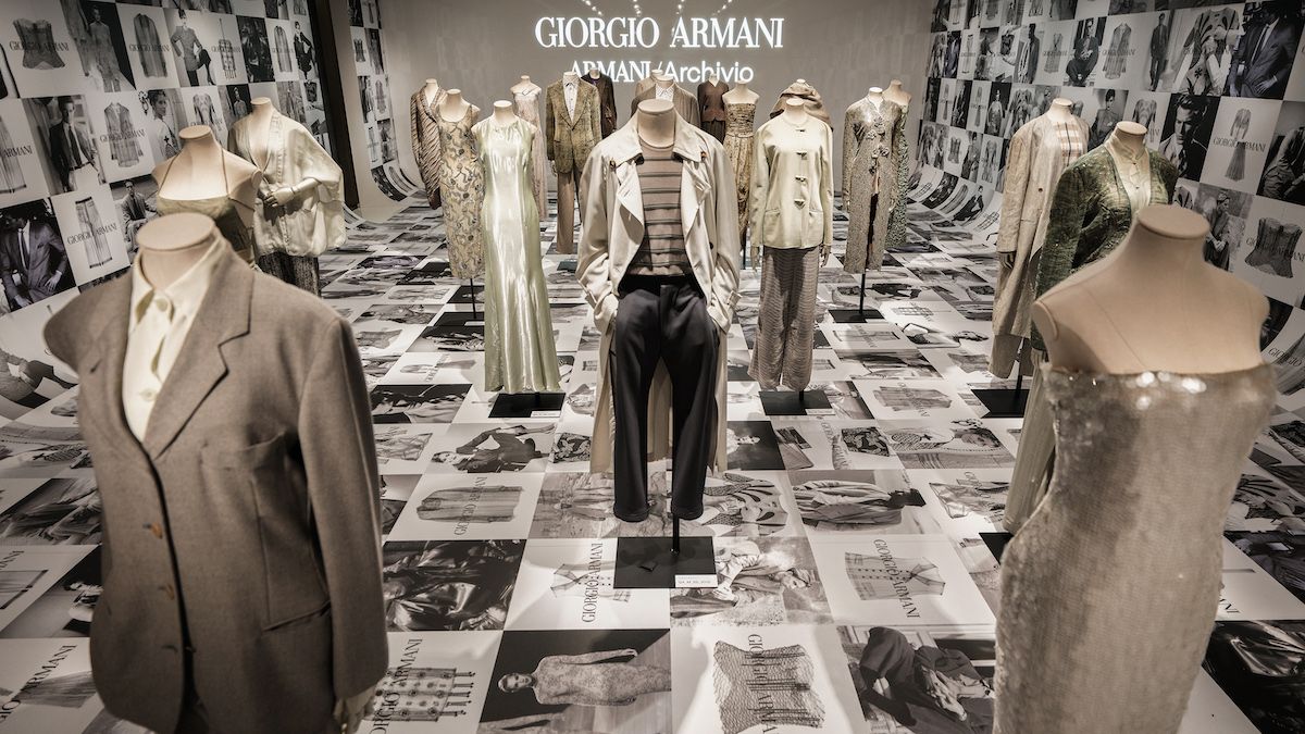 ジョルジオ・アルマーニの功績を讃えた「ARMANI/Archivio」展が