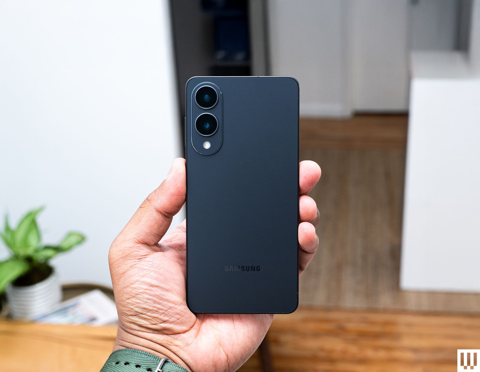 サムスン、「Galaxy S25 Edge」を発表。驚異的な薄さのスマートフォン