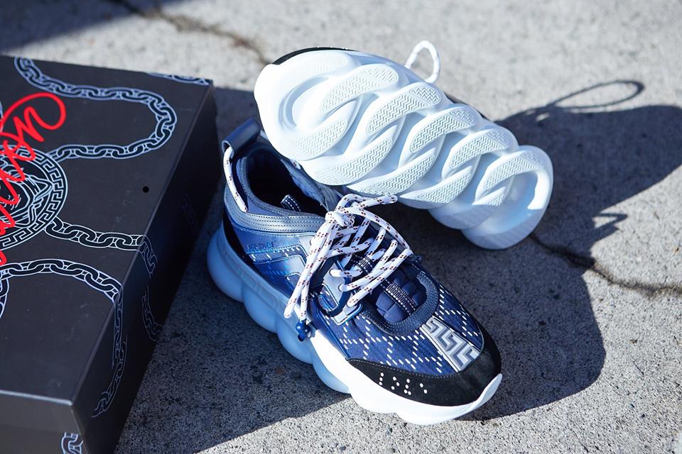 ヴェルサーチェ」がUA＆サンズとスニーカーでコラボ ストリートの重要