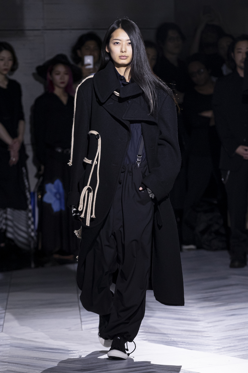 ヨウジの「ワイズ」が5年ぶりのランウエイ 未来とクラシックを織り交ぜ