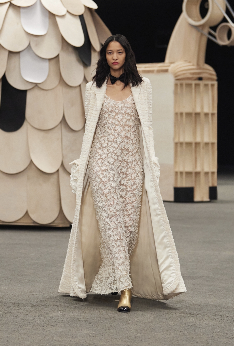 シャネル」は、愛らしい動物を若々しいツイードスーツや軽やかなドレス