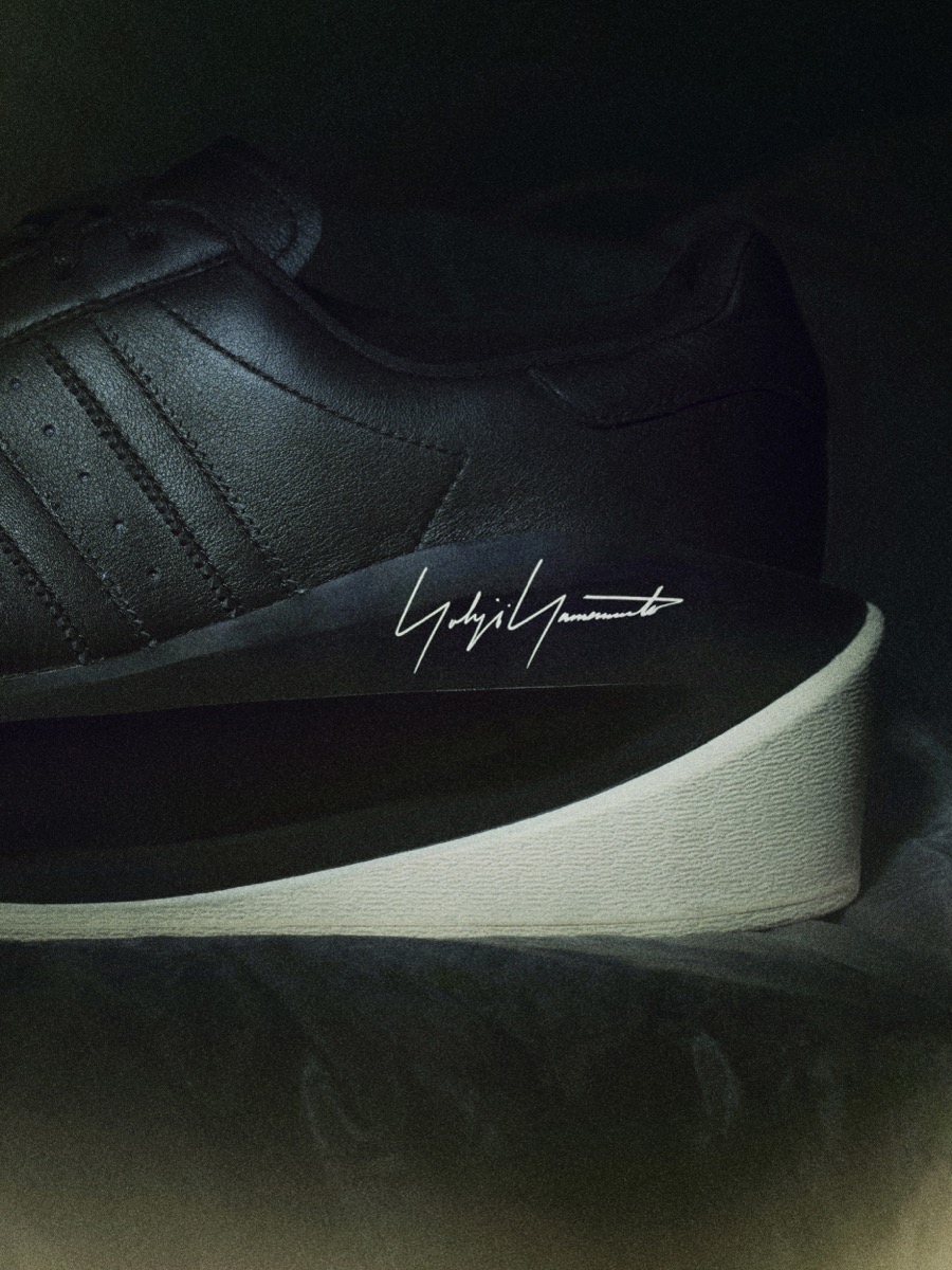 ヨウジヤマモト」新スニーカー“ゲンドウ”発売 「アディダス」“スーパー