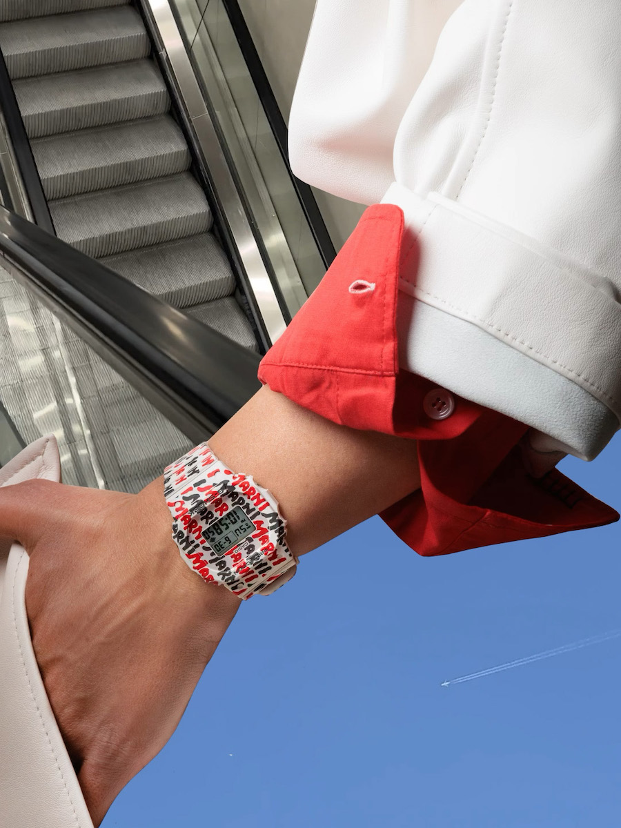 マルニ」が「G-SHOCK」とのコラボウオッチを発売 全面のロゴが目をひく