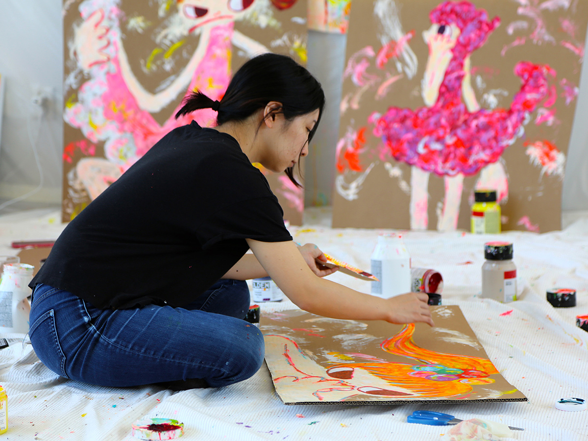 ロッカクアヤコとは？鮮やかな色彩と少女モチーフで注目を集める若手