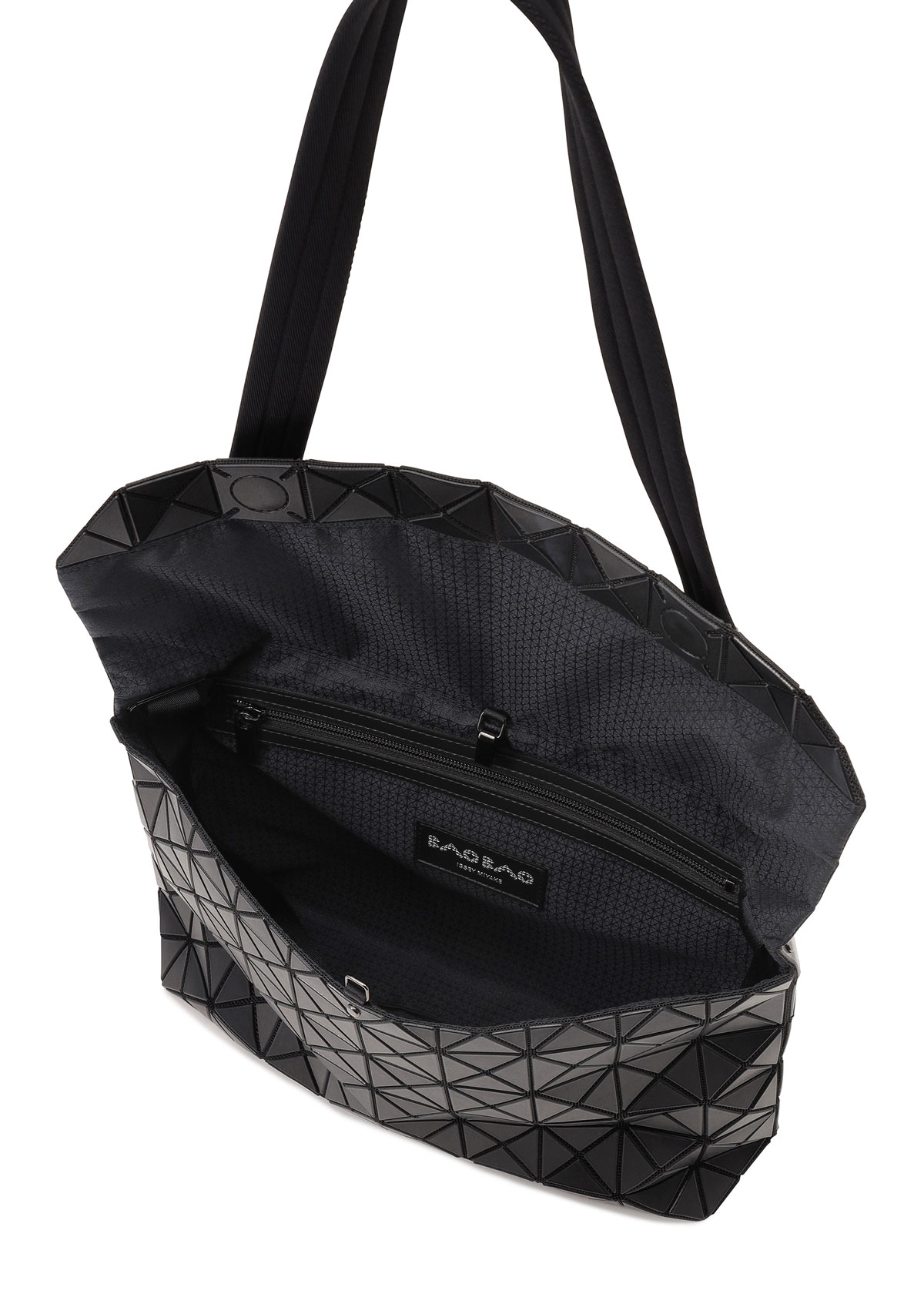 バオ バオ イッセイ ミヤケ〉の新作バッグ《PRISM SAC》が発売。三角形