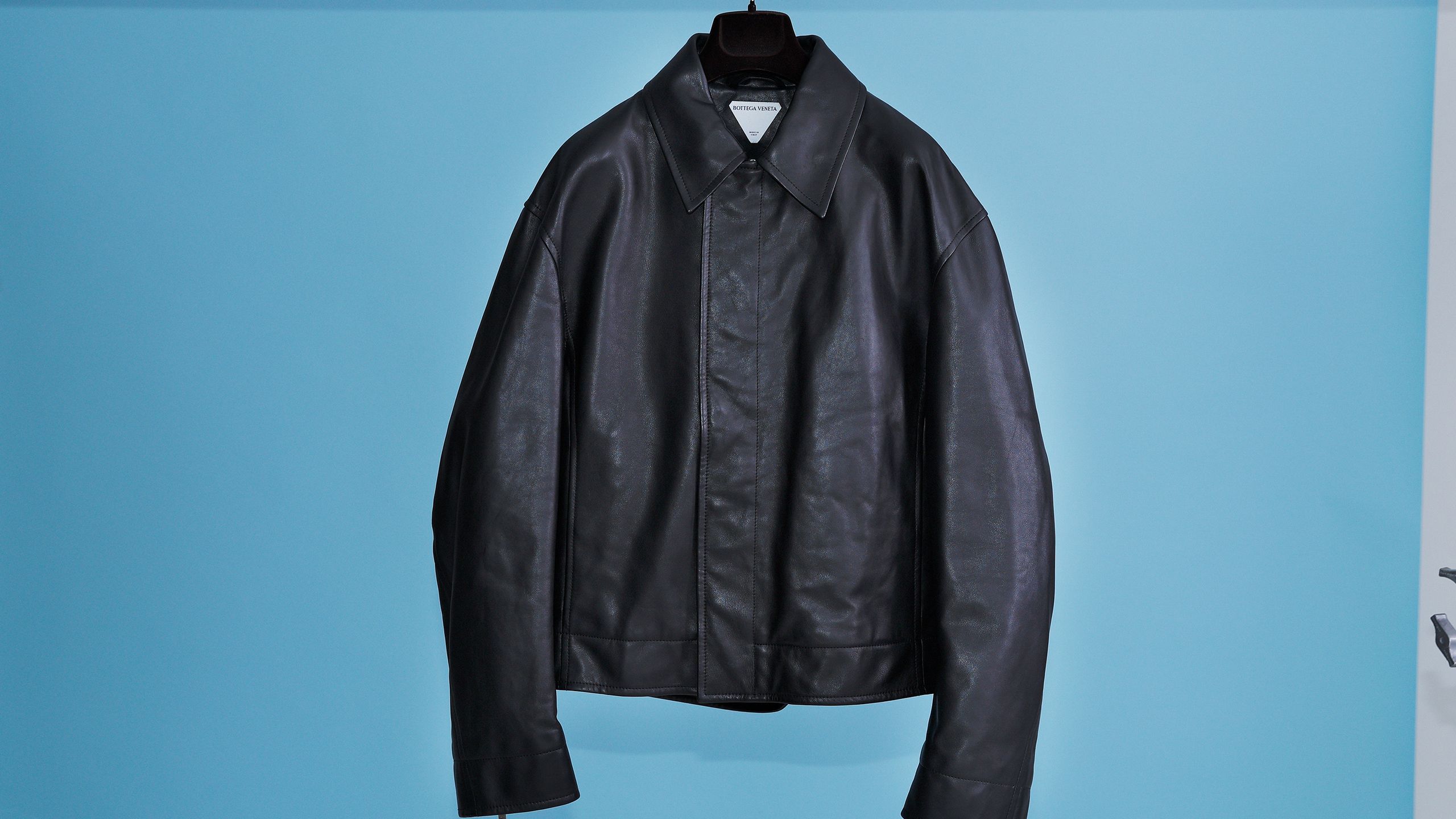 ボッテガ・ヴェネタのアウターはレザーに注目──特集：ロングか