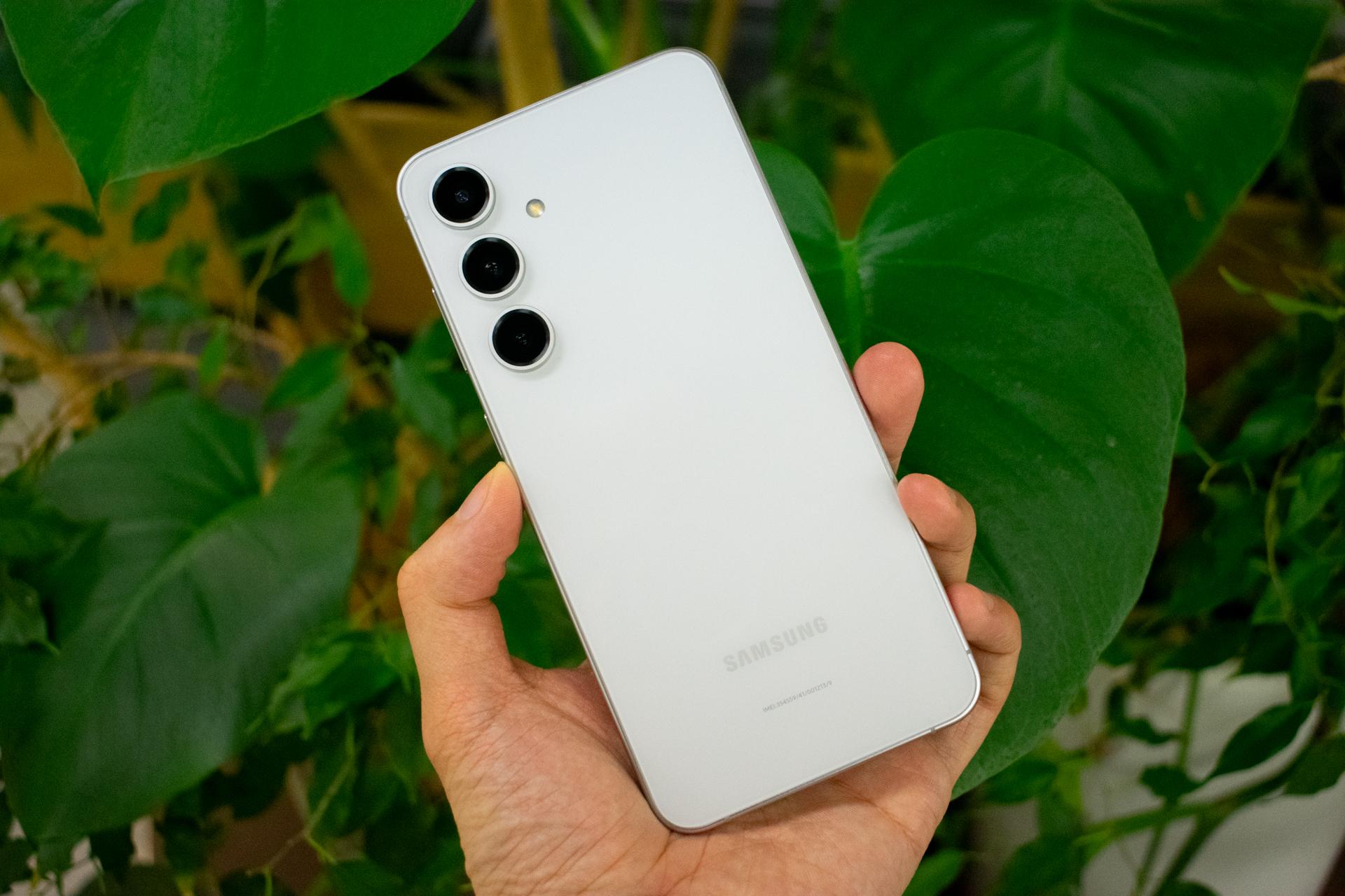 サムスンの新スマホ「Galaxy S24 FE」実機レビュー：6.7インチの大画面