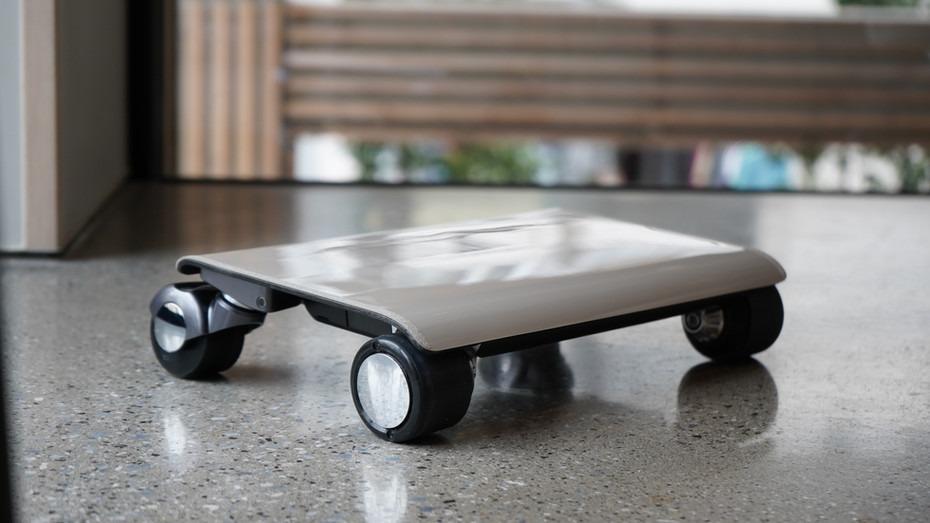 Walkerというパソコン型の乗り物です。特殊なセンシング技術の乗り物です。