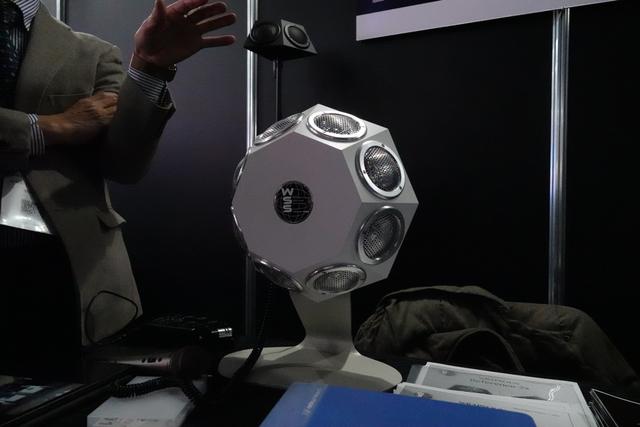 UFOのような見た目のスピーカーは、一般的なそれとは鳴らし方の発想が