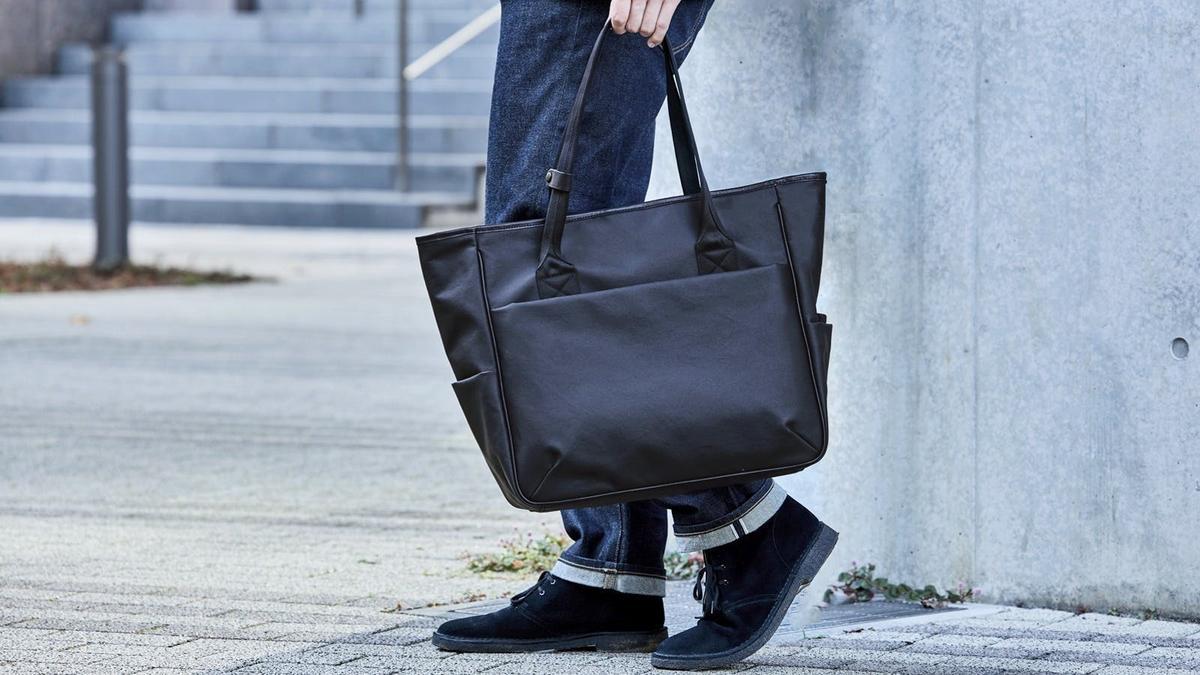 色褪せにも傷にも強い。タフすぎるトートバッグは、気軽に毎日使っても