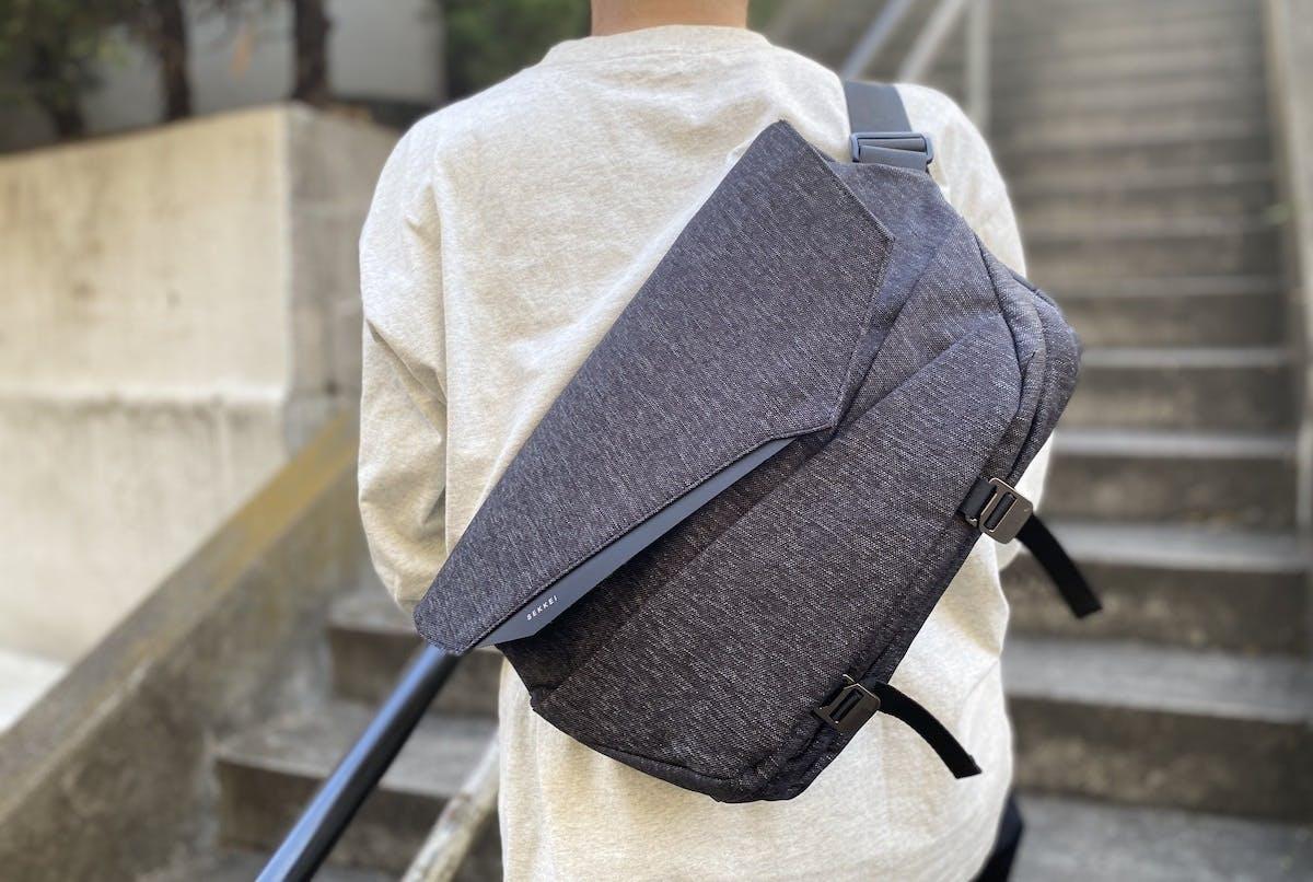 ノートPCを収納できて、容量可変式。大好評のスリングバッグ「SEKKEI