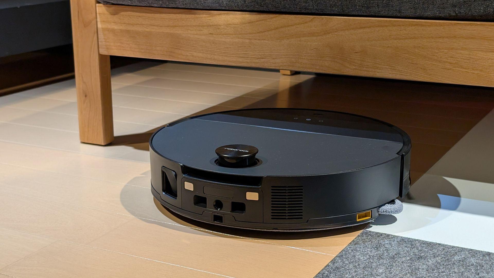 Roborockが30万円弱の新ロボット掃除機「Saros 10」を発表。アーム付き