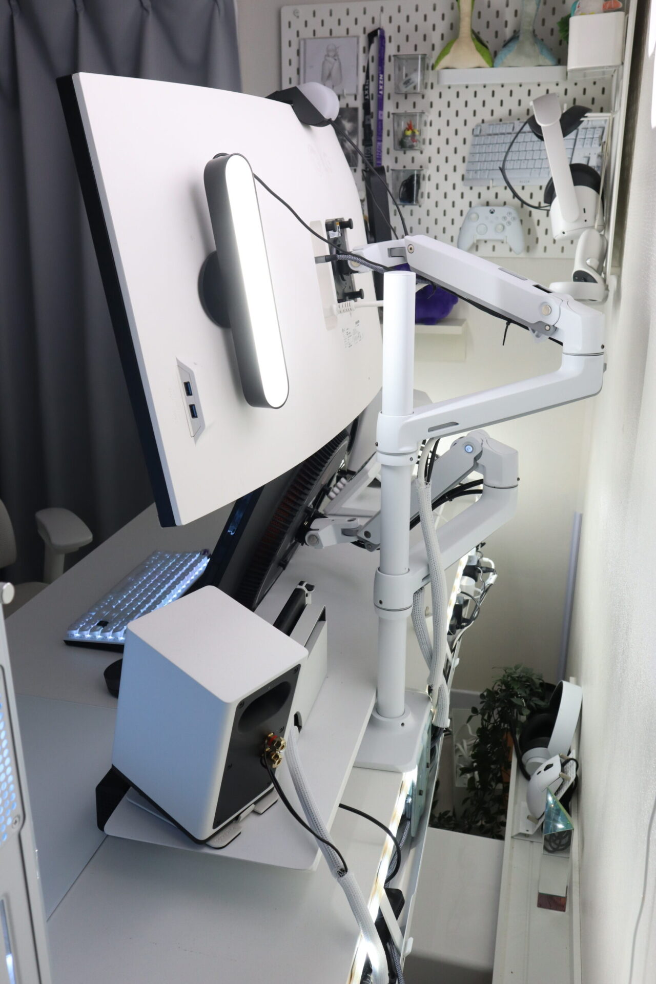 デスクツアー2024】白いデスク周りの最新版！ゲーム・クリエイティブも