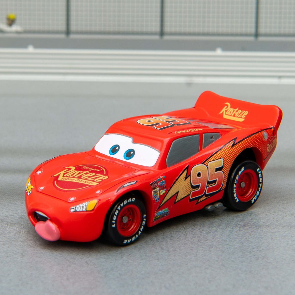 舌を出したかわいいマックィーン！カーズ トミカ ライトニング