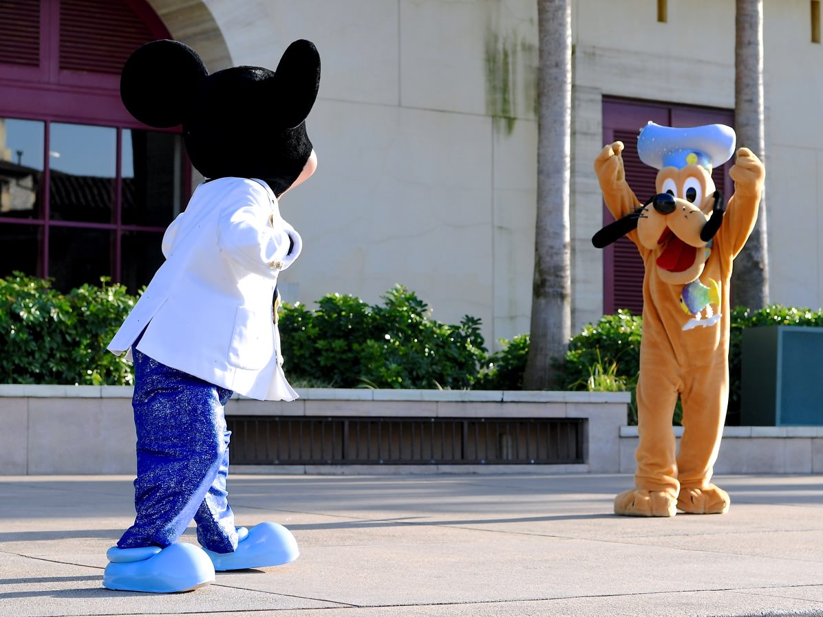 プルートがミッキーにお誕生日プレゼント！東京ディズニーシー