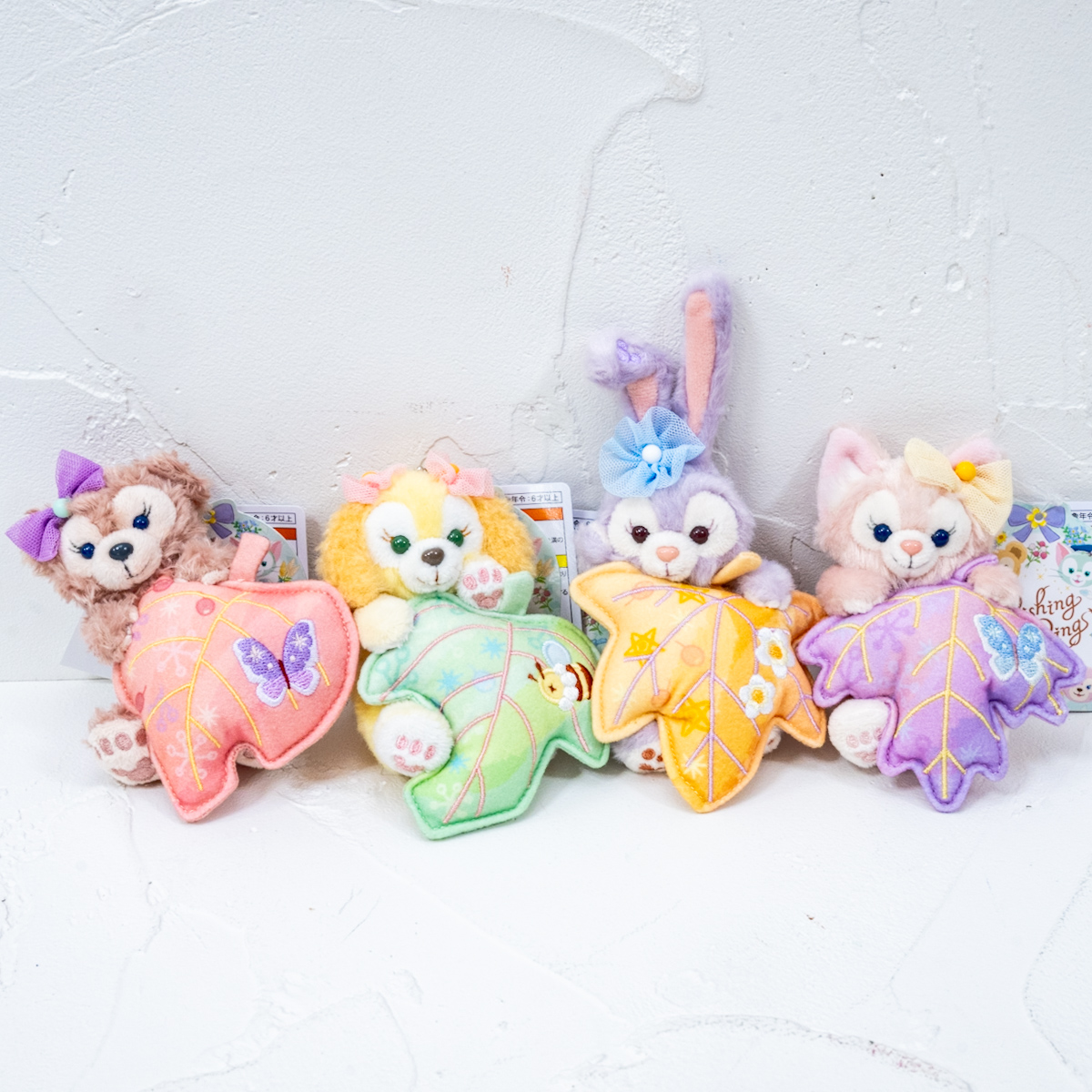 落ち葉を抱えた7人！東京ディズニーシー“ダッフィー＆フレンズの