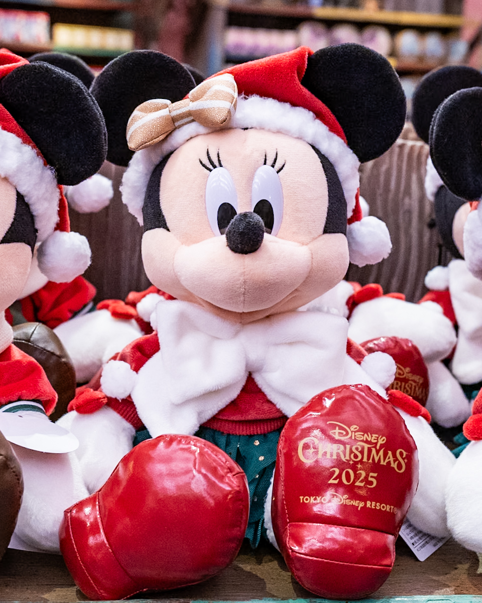 クリスマスの飾り付けを手伝うミッキーたちをデザイン！東京ディズニー