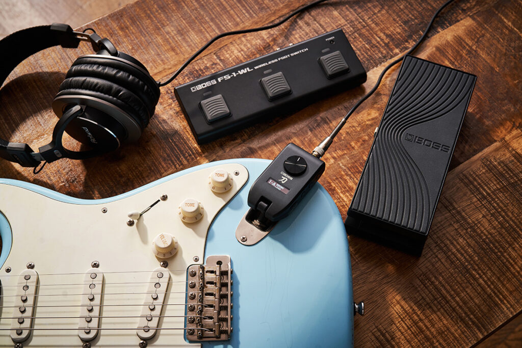 充実した演奏が楽しめる手のひらサイズのギター/ベースヘッドホン