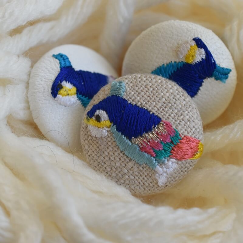 カラフル羽毛の鳥[青いオウム_parrot]刺繍のくるみボタン・ピン | mimi