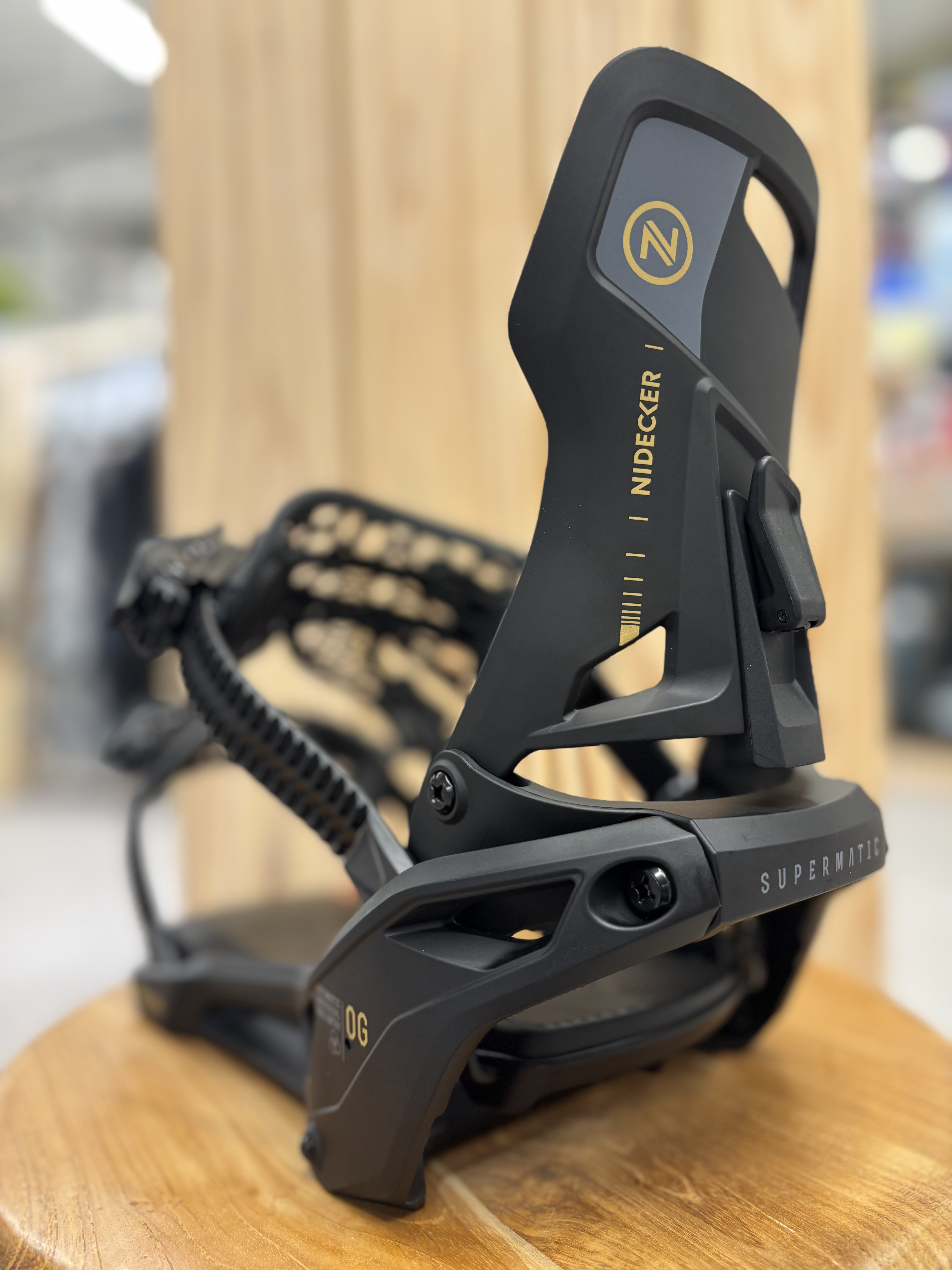 NIDECKER（ナイデッカー）から 驚愕の進化系ステップイン