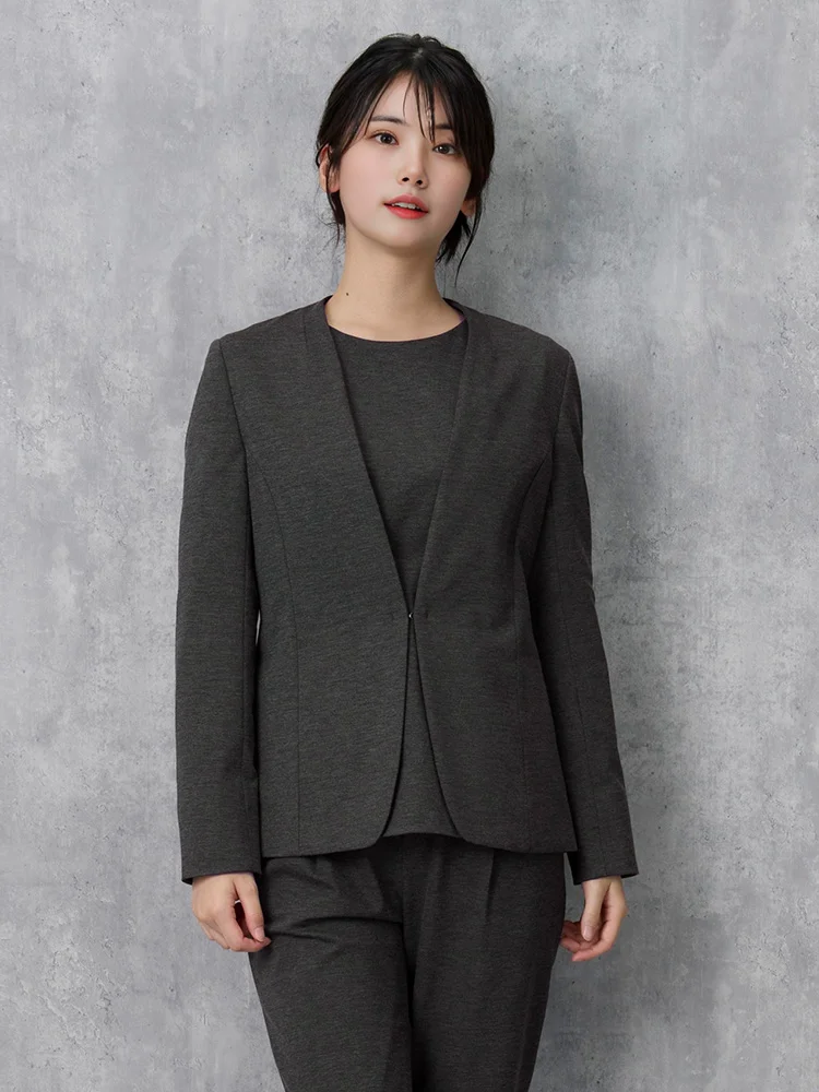 C．グレー 【INDIVI】キャリーマンジャージノーカラージャケット