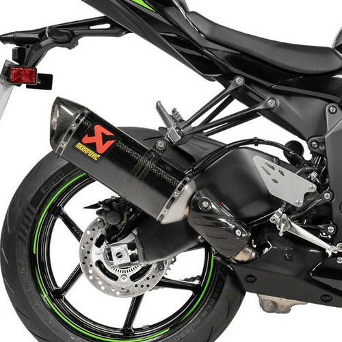 アクラポビッチ製のKAWASAKI ZX-6R (2009-2025)専用カーボンスリップ