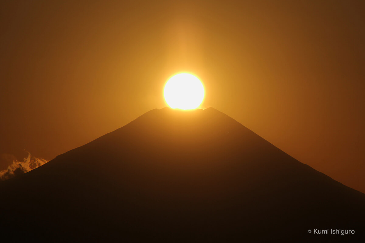 ダイヤモンド富士 - 富士山の真上に沈む太陽を高尾山山頂から