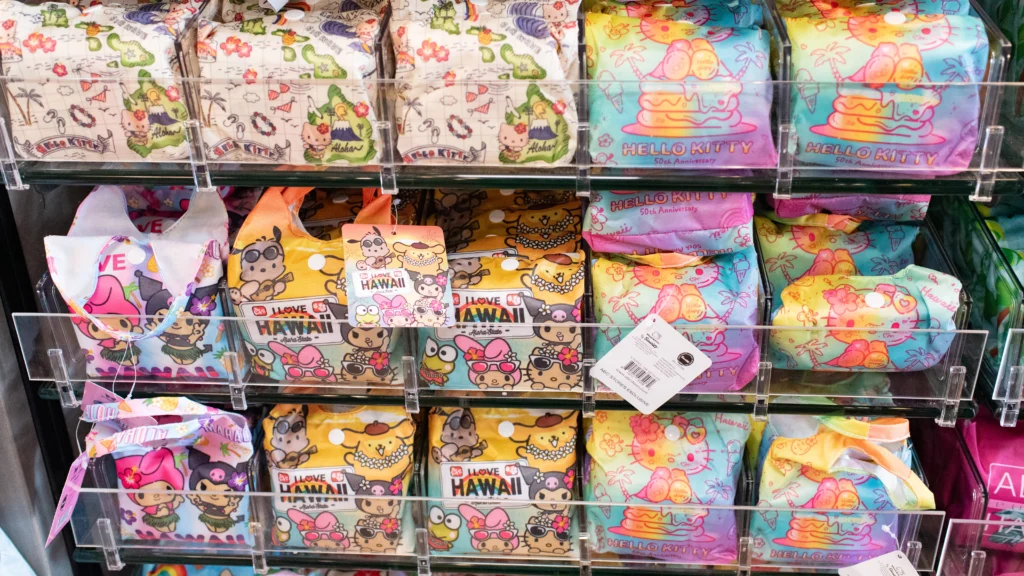 2026年最新】ハワイで買えるキティちゃん＆サンリオ限定グッズ｜ABC