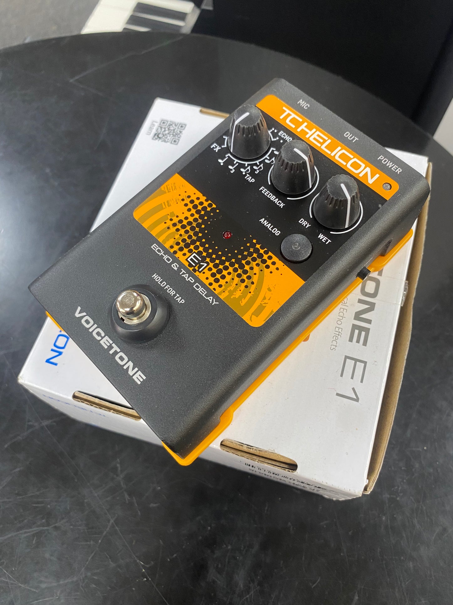TC Helicon Voicetone E1 Vocal Effects Pedal & MCA100 Mic Control