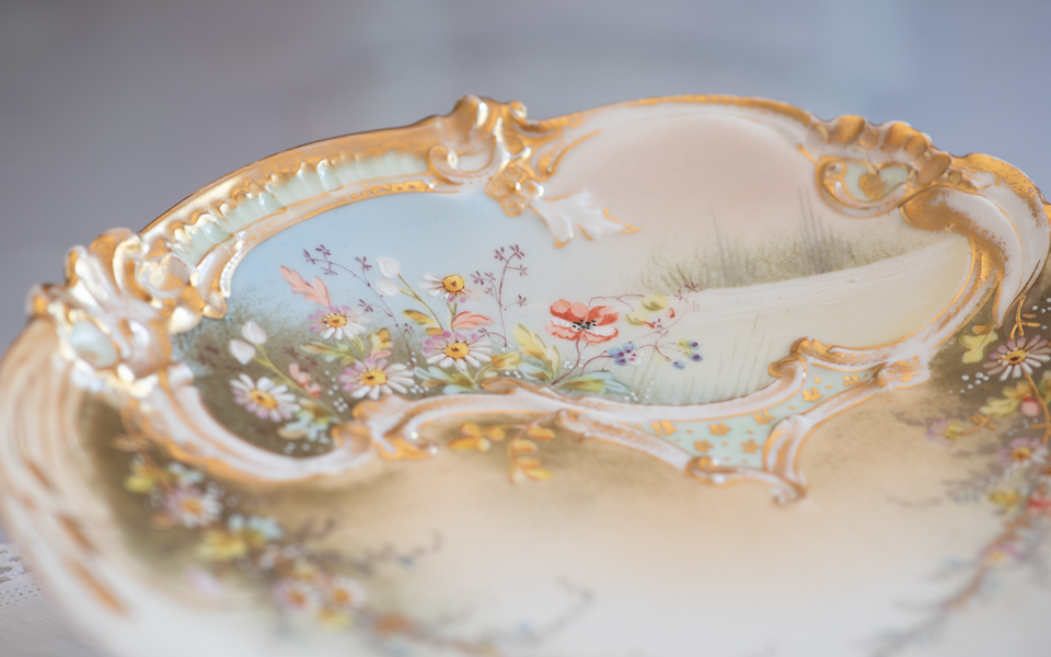 Hand painted in Thailand ハンドペイント 金彩 花文様皿